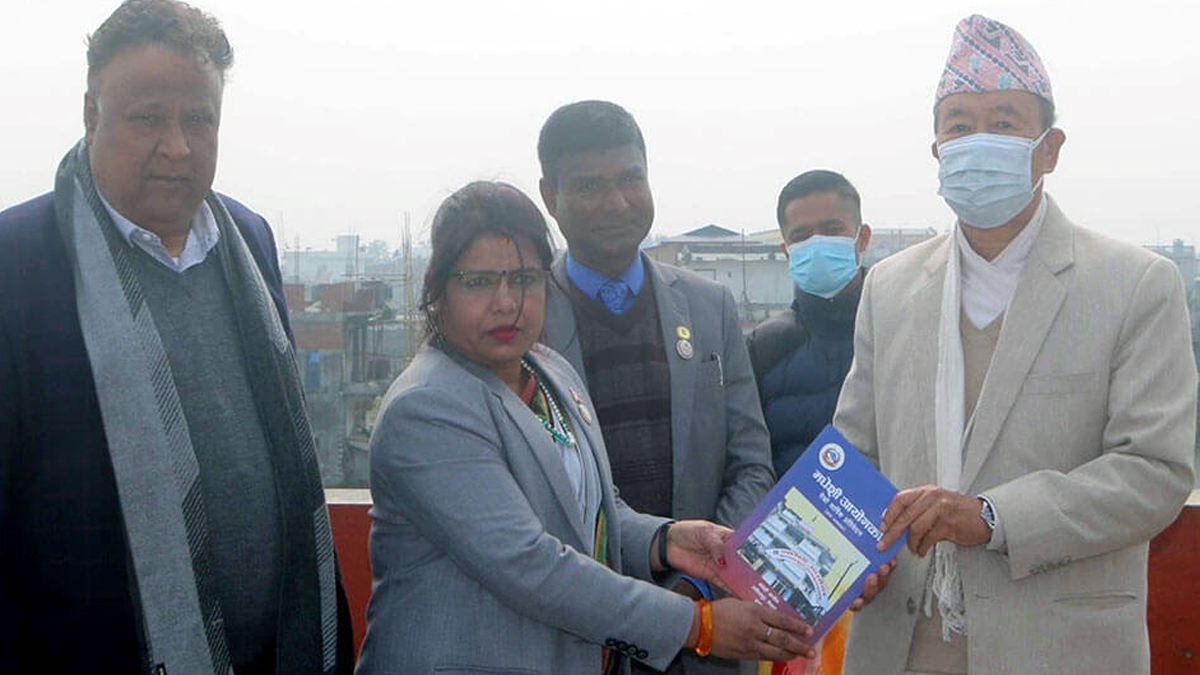 कोशी प्रदेश प्रमुख खापुङलाई मधेसी आयोग प्रतिवेदन हस्तान्तरण